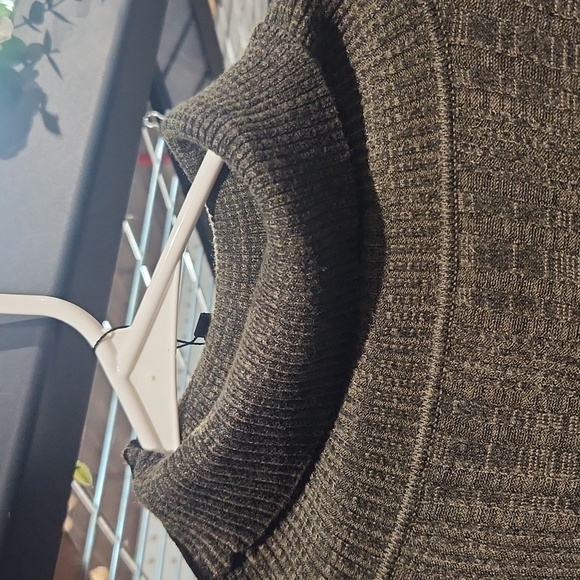 Green Soft Turtleneck Top – 20 Inch Pit to Pit - Picture 5 of 5